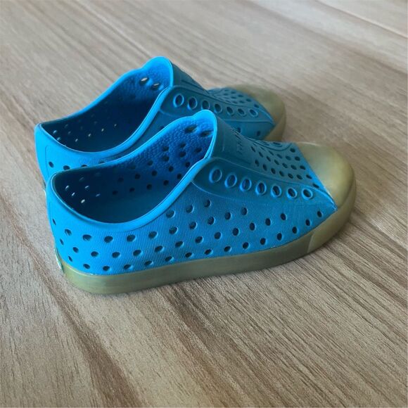 Native Jefferson Glow Toddler Kids Slip-On Water Shoes Blue Size C6 - Picture 2 of 5